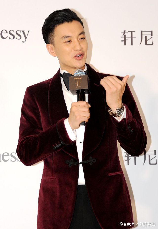 周一围对随地吐珍珠奶茶事件道歉,双手合十致歉造型绅士帅气